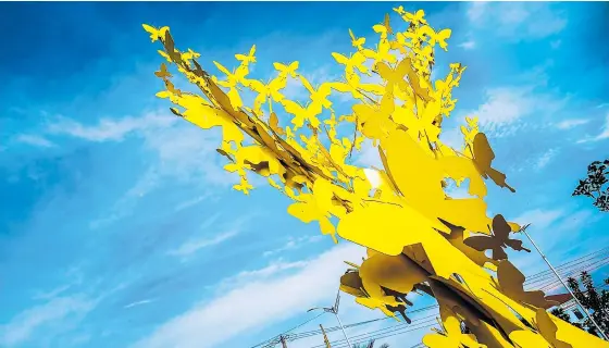  ?? CÉSAR BOLÍVAR ?? La escultura ‘Mariposas Amarillas’, que rinde un homenaje a Gabriel García Márquez, está ubicada en la carrera 46 con vía 40.