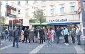  ?? ?? Weithin bekannt: Schlange vor dem „Ferhat Döner“in Wien-favoriten; der Chef im Interview.