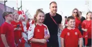  ?? (AFP) ?? Denmark’s midfielder Christian Eriksen meets with fans at Al Sailiya SC in Doha yesterday.