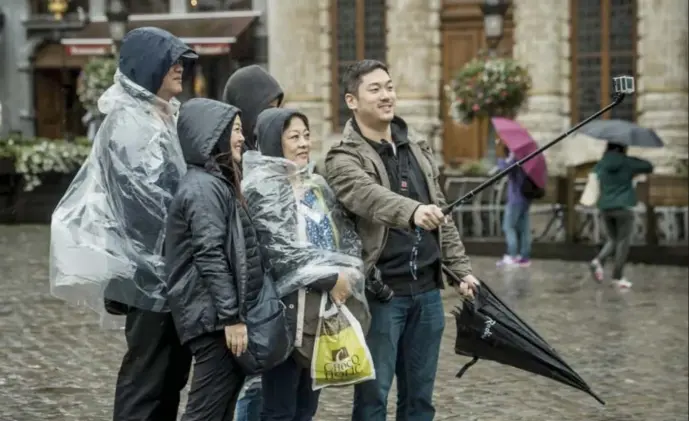  ?? © Jimmy Kets ?? Chinees, Amerikaan of Arabier: wie geen 45 euro per dag op zak heeft, wordt tegengehou­den aan de grens. En desnoods opgesloten.