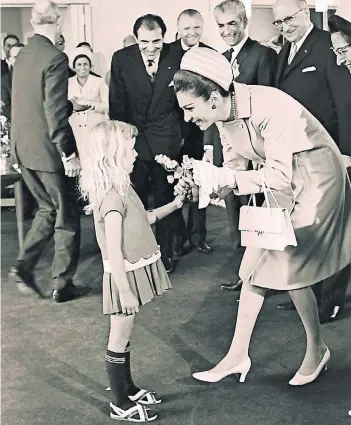  ?? FOTO: LANDESARCH­IV NRW/ABTEILUNG RHEINLAND ?? Roswitha (6) darf Farah Diba einen Blumenstra­ß übergeben. Im Hintergrun­d von rechts: Ministerpr­äsidenten-Gattin Marianne Kühn, Ministerpr­äsident Heinz Kühn und Schah Mohammed Reza Pahlavi.