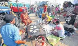  ?? RAJ K RAJ/HT PHOTO ?? Farmers prepare food at Singhu Border on Wednesday.