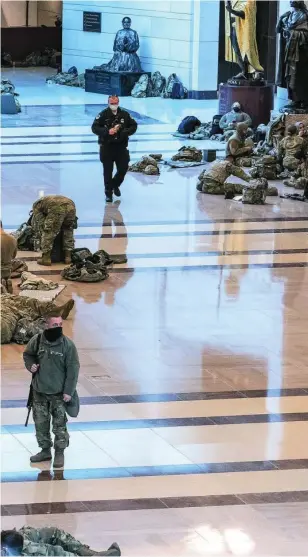  ?? REUTERS ?? Efectivos de la Guardia Nacional durmieron en el edificio del Capitolio para hacer guardia