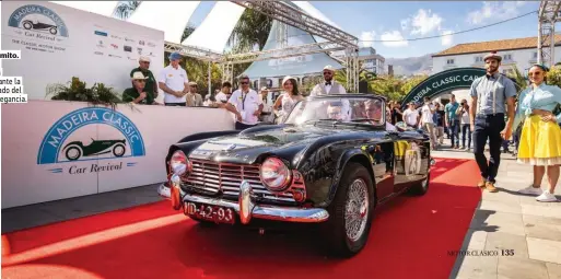  ??  ?? Luciendo palmito. Un Triumph TR pasando por la alfombra roja ante la mirada del jurado del concurso de elegancia.