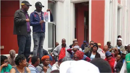  ?? Picture: SIBONGILE NGALWA ?? WAY FORWARD: Samwu campaign convener Zola Capucapu holds a picture of BCM manager Andile Sihlahla while addressing striking members outside the City Hall on Tuesday.