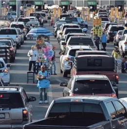  ?? GUILLERMO ARIAS/AFP/GETTY IMAGES ?? Cars line up Tuesday to cross from Tijuana, Mexico, to San Diego. President Donald Trump has threatened to close the southern border.