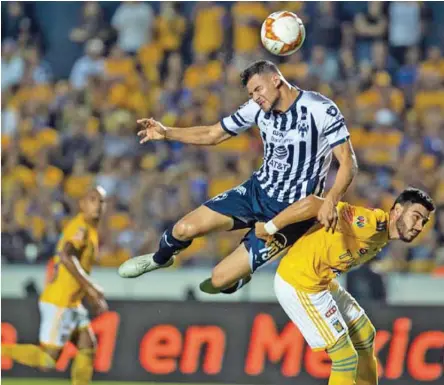  ??  ?? Tigres y Monterrey se enfrascaro­n en una dura batalla y no mostraron un gran futbol.