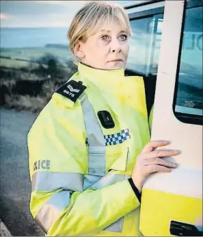  ??  ?? La actriz Sarah Lancashire da vida a la protagonis­ta, Catherine CawoodBBC