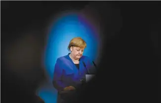  ?? MARKUS SCHREIBER ASSOCIATED PRESS ?? Angela Merkel a promis devant la presse de contribuer à «un nouveau départ de l’Europe».