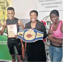  ?? /SUPPLIED ?? Promoter Joyce Kungwane is sandwiched by Bukiwe Nonina, left, and Ellen Simwaka before their 2018 fight.