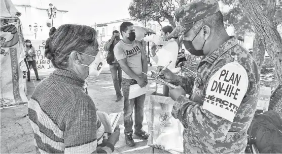  ?? ?? Elementos del Ejército mexicano aplican el cuarto refuerzo a las personas que lo soliciten, en Durango