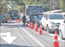  ??  ?? Ayer a última hora la Comuna se dispuso a pintar el asfalto en Mariscal López y Brasilia ocasionand­o un gran atasco.