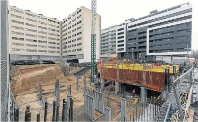  ?? GUILLERMO MESTRE ?? Obras de un edificio en construcci­ón en el barrio zaragozano de Parque Venecia.