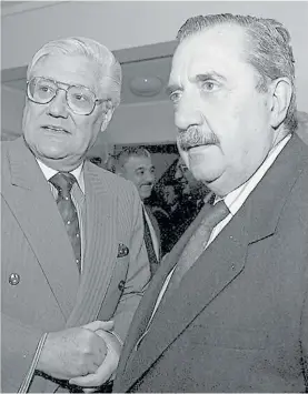  ??  ?? Líderes. Con Alfonsín, en el Comité Nacional de la UCR, en 1995.