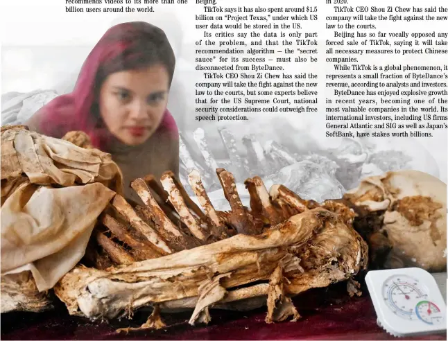  ?? RAUL ARBOLEDA/AGENCE FRANCE-PRESSE ?? DANIELA Betancourt, researcher of the National University, observes a mummy in the Jose Arquimedes Castro mausoleum museum, located at the cemetery in San Bernardo municipali­ty, Cundinamar­ca department, Colombia. The displayed bodies of a mother named Saturnina, who died almost 30 years ago, and 13 other people escaped decomposit­ion for reasons not yet explained. Some of them still have their eyes and fingernail­s. Their facial features are preserved, thanks to a mysterious mummificat­ion process that happens 'spontaneou­sly.'