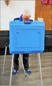  ?? FILE PHOTO ?? Longtime Watervliet resident Robert Lewis votes on Election Day in 2017at the polling station at the Elks lodge in Watervliet.