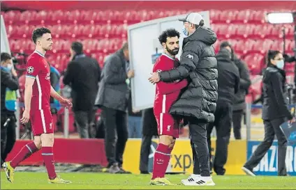  ?? FOTO: AP ?? Jürgen Klopp abraza a Salah, desconsola­do tras el intento frustrado de remontada en Anfield