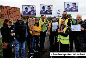 ?? ?? > Residents protest in Llanbedr