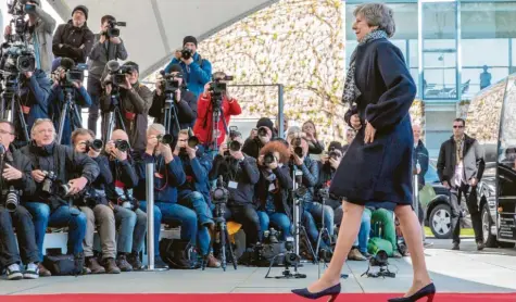  ?? Foto: Omer Messinger, Getty ?? Alle Blicke sind auf Theresa May gerichtet, die alleine in Richtung Kanzlerin marschiert. Ihr Ziel: ein Aufschub für den Brexit.