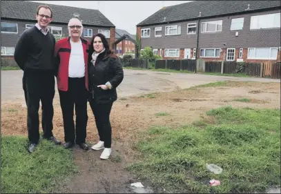  ??  ?? regenerati­on: Cllr Matthew Lee, Alan Clark and Cllr Lucia Serluca who hope regenerati­on work will transform the trouble-spot Fellowes Gardens. (METP-10-05-12AS063) Picture: ALAN STORER.