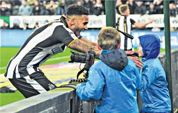  ??  ?? Party time: Jamaal Lascelles celebrates with Newcastle ball boys after Matt Ritchie’s penalty put Rafael Benítez’s side 3-1 ahead