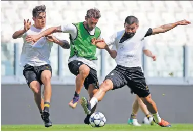  ??  ?? SESIÓN AYER EN TURÍN. Dybala, Marchisio y Tomás Rincón pujaban por un balón dividido.