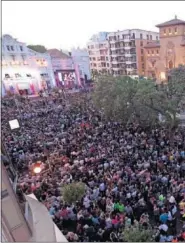  ??  ?? ABARROTADA. La plaza de Navarra puso fin a un ddía histórico.