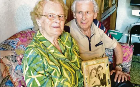  ?? Foto: Gerlinde Knoller ?? Franziska und Werner Herbst haben heute vor 70 Jahren geheiratet. Fürs Hochzeitsf­oto, das Franziska Herbst in den Händen hält, mussten sie damals das Papier selbst mit zum Fotografen bringen.