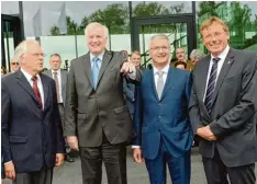  ??  ?? Eröffnung von Audi am Standort Neuburg mit (von links) dem damaligen Technikche­f Ulrich Hackenberg, Ministerpr­äsident Horst Seehofer, Audi Chef Rupert Stadler und OB Bernhard Gmehling.