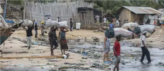  ??  ?? People displaced by the attacks on the town of Palm in Cabo Delgago province, flee to safety with meagre possession­s.