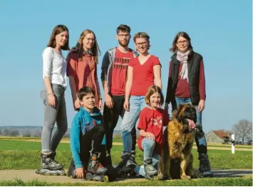  ?? Foto: Finger ?? Familie Finger beim Inlineskat­ing. Auf dem Foto vorn von links: Simon (13 Jahre), Marlene (10 Jahre), Hund Zizy (3 Jahre). Hinten von links: Antonia (20 Jahre), Johanna (16 Jahre), Christian (22 Jahre), Franziska (19 Jahre), Katja (46 Jahre). Nicht auf dem Bild zu sehen ist Papa Markus (53 Jahre).