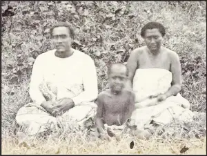  ?? Picture: State Library of New South Wales ?? Group seated portrait of Ma’afu, head of the Tongan residents in Fiji, his wife and their child.