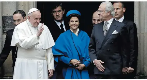  ??  ?? Papst Franziskus wird von Schwedens Königin Silvia und König Carl XVI. Gustaf im royalen Domizil in Lund empfangen