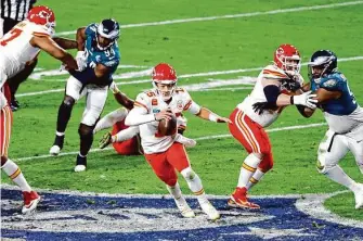  ?? Heather Khalifa/Philadelph­ia Inquirer/TNS ?? Patrick Mahomes went 21-for-27 for 182 yards and three touchdowns in the Chiefs’ win. He also ran for 44 yards.