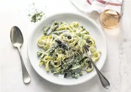  ?? ANDREW SCRIVANI NYT ?? Creamy Asparagus Pasta with Mint and Peas is easy to throw together on a busy May evening.