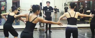  ?? FEDRIK TARIGAN/JAWA POS ?? PROFESIONA­L: Rusdy Rukmarata melatih anak buahnya di EKI Dance Company di studionya kemarin (22/5).