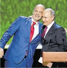  ?? BILD: SN/AP ?? Durch die WM zwei Freunde fürs Leben? Russlands Präsident Putin und FIFABoss Infantino.