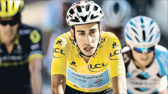  ?? LIONEL BONAVENTUR­E / AFP ?? La cara de Fabio Aru en el momento de cruzar la línea final muestra todo el esfuerzo que había tenido que realizar en los últimos metros