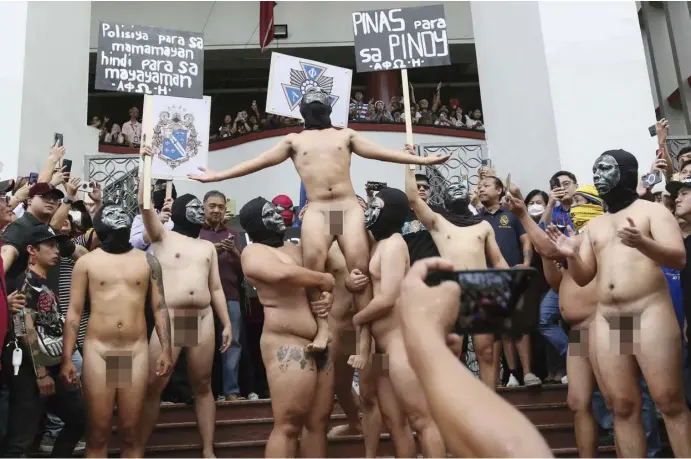  ?? PHOTOGRAPH BY ANALY LABOR FOR THE DAILY TRIBUNE @tribunephl_ana ?? MEMBERS of the Alpha Phi Omega fraternity ETA Chapter hold their annual Oblation Run at the Palma Hall of the University of the Philippine­s Diliman Campus in Quezon City on Friday morning as they condemn efforts to change the Constituti­on.