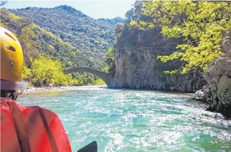  ?? FOTO: MUNICIPALI­TY OF KARPENISSI ?? Ausflug mit atemberaub­ender Aussicht: Rafting auf dem Tavropos in Zentralgri­echenland.