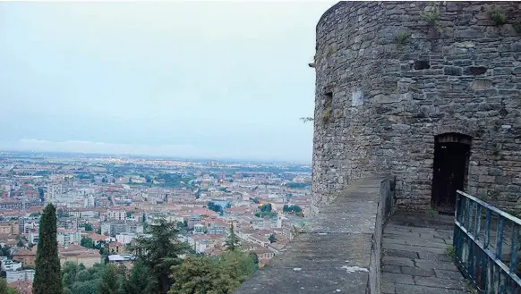  ??  ?? La sede Nella foto grande, la porzione della Rocca che ospita la sezione «Ottocento» del Museo Storico di Bergamo, nata in origine come Museo del Risorgimen­to. L’idea fu concretizz­ata il venti settembre del 1917