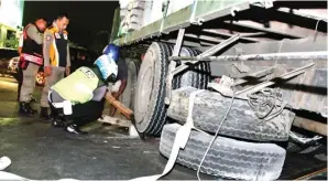  ?? HANUNG HAMBARA/JAWA POS ?? MENYULITKA­N : Petugas mengevakua­si truk pengangkut box culvert yang nyantol di rel di Jalan A. Yani kemarin.