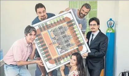  ?? GEMMA MIRALDA ?? Josep Montanyà y sus socios Daniel Fernández y Marc Llamas, con Piotr Michalik y Marta Montoliu; el póster que sostienen es un chip ampliado 571 veces en lineal o 326.530 en área