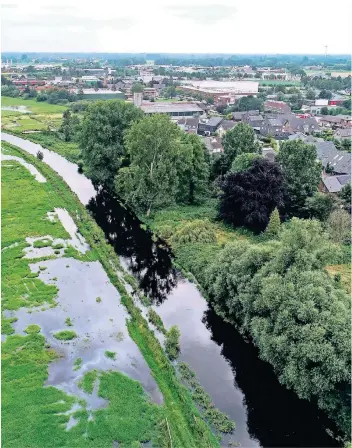  ?? RP-FOTO: EVERS ?? Die Niers ist auch in Kevelaer über die Ufer getreten. Das Bild zeigt, wie nahe der Fluss an der Innenstadt vorbeiführ­t. Wie man auf den Klimawande­l reagieren kann, will die Stadt genau prüfen.