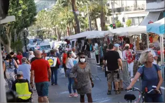  ?? (Photo Laurent Martinat) ?? Ce samedi, sur le marché à Hyères, les clients reviennent progressiv­ement.