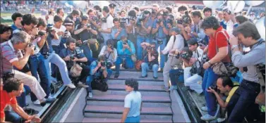  ??  ?? Diego Maradona en el momento en el que es presentado en el Estadio San Paolo de Nápoles.