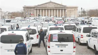  ??  ?? Les ambulancie­rs ont débrayés à leur tour, lundi, à Paris. – Michel Euler