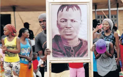 ?? / SANDILE NDLOVU ?? Moses Mampuru holds a photo of the late Kgosi Mampuru II during his annual commemorat­ion event at GaSekwati outside Jane Furse in Limpopo.