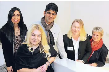  ?? FOTOS: U. MISERIUS (1), B. BUSSANG (2) ?? Mit Ausbildung zum Erfolg: Rozhina, Ivana, Fari und Dorota haben einen Platz gefunden. Claudia Welke (rechts) von der Beschäftig­ungsförder­ung hat die jungen Zuwanderer unterstütz­t.