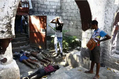  ?? (PÉTION-VILLE, 1ER AVRIL 2024/ODELYN JOSEPH/AP PHOTO) ?? Dans la banlieue de Port-au-Prince, des corps jonchent la rue après une fusillade.